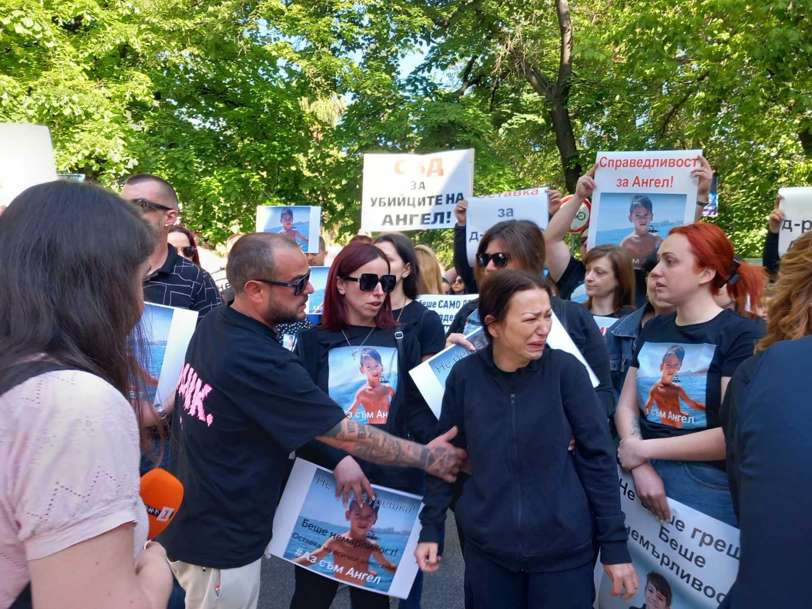 протест, Ангел, стоматологична клиника