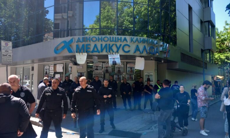 протест, Ангел, стоматологична клиника, протестиращи, съд, вандалски прояви
