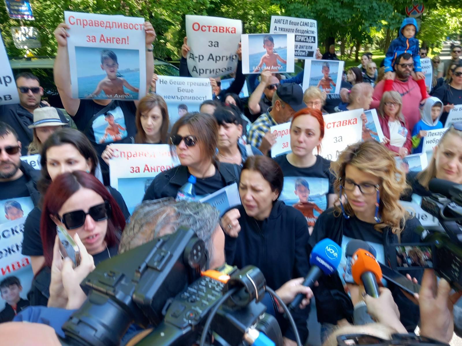 протест, Ангел, стоматологична клиника