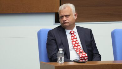 Емил Дечев, черна овца, вратовръзка