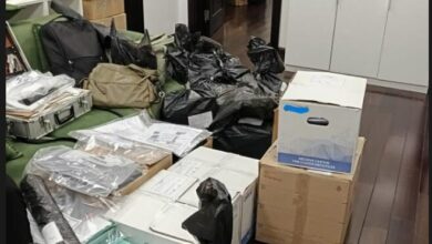 трима, служители, задържани, незаконен град, обвинения